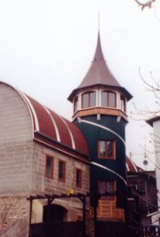 Tonnendach mit Turm