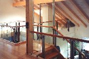 Moderne Holztreppe mit Glas und V2A Stahl kombiniert